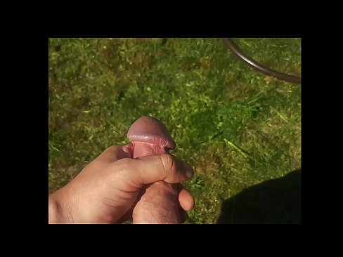❤️ A boazona fica com a rata rosa fodida e ejacula com um esguicho num jardim de Verão Porno real vídeo em pt.hentai-for.ru ❌️❤