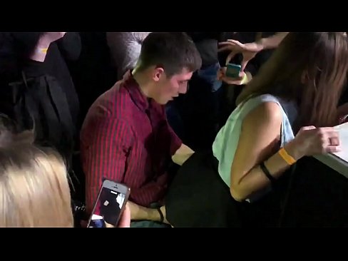 ❤️ Sexo real numa discoteca russa. Rapariga russa de 18 anos no ânus e vagina fodida numa discoteca Porno real vídeo em pt.hentai-for.ru ❌️❤